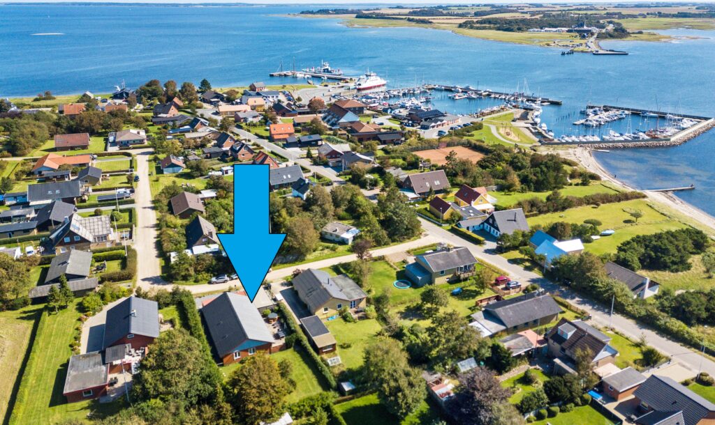 Dronebillede med pil
